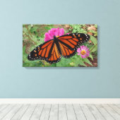 Monarch met uitspreiding over Roze Zinnia Canvas Afdruk (Insitu (Houten vloer))