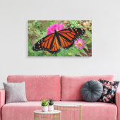 Monarch met uitspreiding over Roze Zinnia Canvas Afdruk (Insitu (Woonkamer))