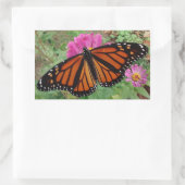 Monarch met uitspreiding over Roze Zinnia Rechthoekige Sticker (Tas)