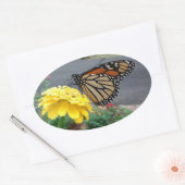 Monarch van Gele Zinnia Ovale Sticker (Envelop)