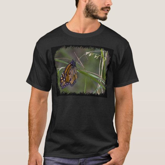 Monarch vlinder in het gras t-shirt (Voorkant)
