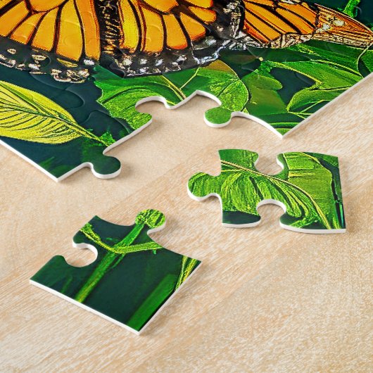 Monarch vlinders op weelderige groene bladeren legpuzzel (Zijkant)