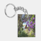 Monarchvlinder op Paarse Bloemen Sleutelhanger (Voorkant Links)