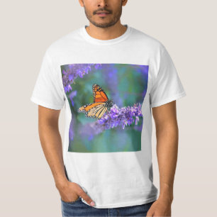 Monarchvlinder op paarse Sering Bloem T-shirt
