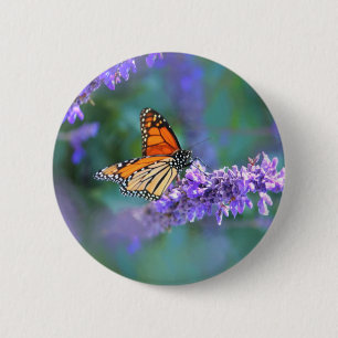 Monarchvlinder op paarse seringenbloem ronde button 5,7 cm