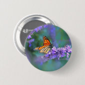 Monarchvlinder op paarse seringenbloem ronde button 5,7 cm (Voorkant /achterkant)