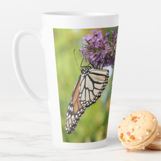 Monarchvlinder op paarse vlinderstruik latte mok (In situ)