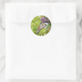 Monarchvlinder op paarse vlinderstruik ronde sticker (Tas)