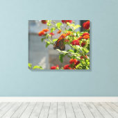 Monarchvlinder op rode vlinderstruik canvas afdruk (Insitu (Houten vloer))