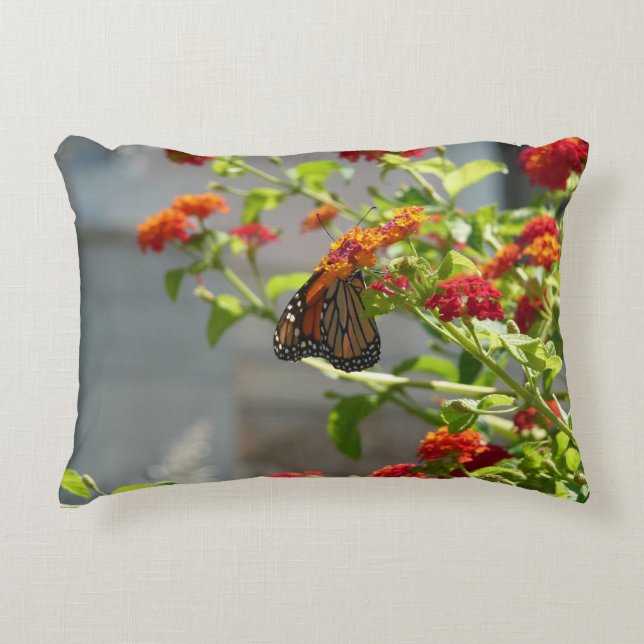 Monarchvlinder op rode vlinderstruik decoratief kussen (Voorkant)