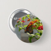 Monarchvlinder op rode vlinderstruik ronde button 5,7 cm (Voorkant /achterkant)