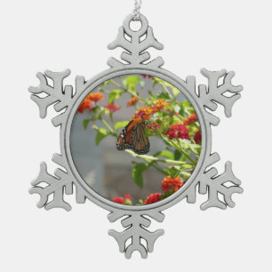 Monarchvlinder op rode vlinderstruik tin sneeuwvlok ornament