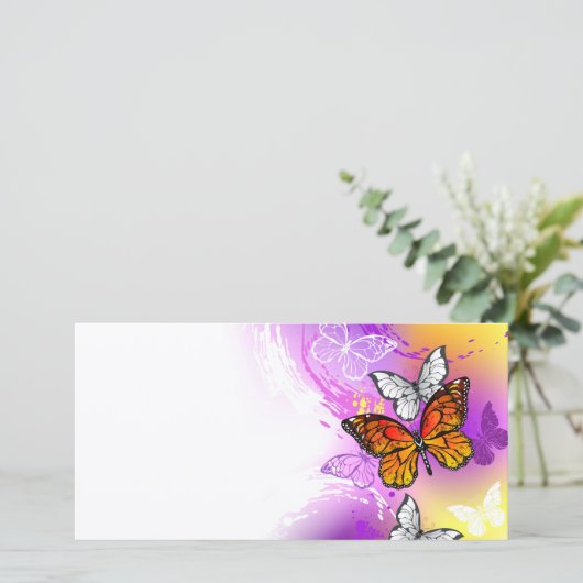 Monarchvlinders op paarse achtergrond bedankkaart (Staand voorkant)