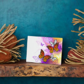 Monarchvlinders op paarse achtergrond fotoplaat (Zijkant)