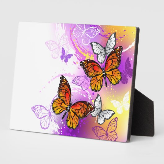 Monarchvlinders op paarse achtergrond fotoplaat (Zijkant)