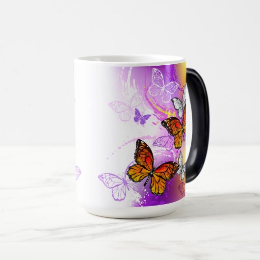 Monarchvlinders op paarse achtergrond magische mok (Voorkant rechts)
