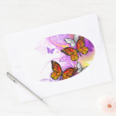 Monarchvlinders op paarse achtergrond ovale sticker (Envelop)