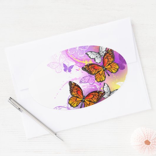 Monarchvlinders op paarse achtergrond ovale sticker (Envelop)