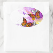 Monarchvlinders op paarse achtergrond ovale sticker (Tas)