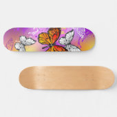 Monarchvlinders op paarse achtergrond persoonlijk skateboard (Horizontaal)