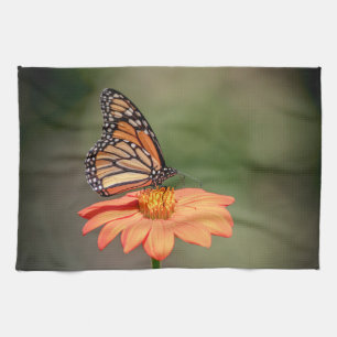 Monboogvlinder op een oranje bloem theedoek