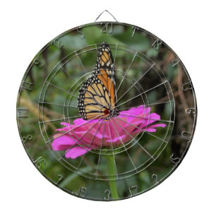 Monboogvlinder op een roze zinnievloer dartbord