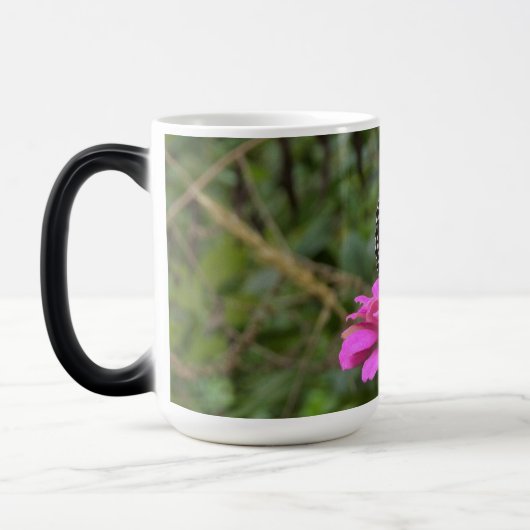 Monboogvlinder op een  roze zinnievloer magische mok (Links)