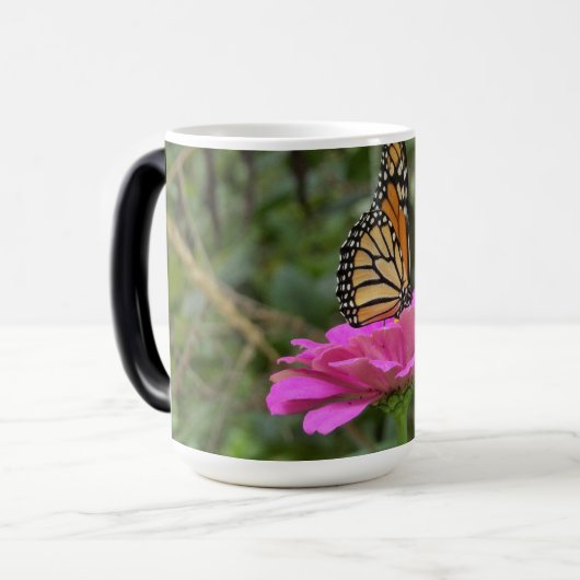 Monboogvlinder op een  roze zinnievloer magische mok (Voorkant links)