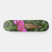 Monboogvlinder op een  roze zinnievloer persoonlijk skateboard (Horizontaal)