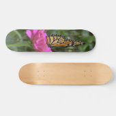 Monboogvlinder op een  roze zinnievloer persoonlijk skateboard (Horizontaal)