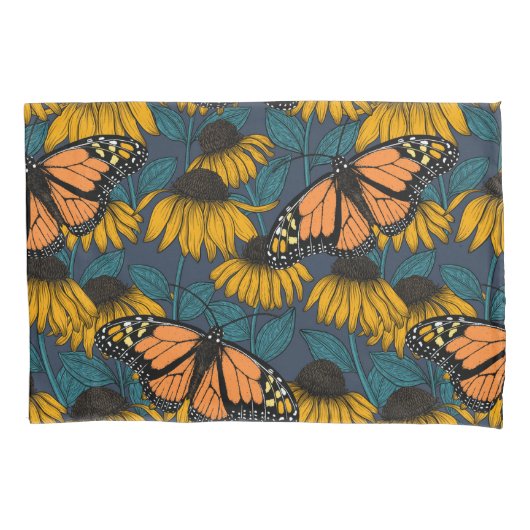 Monboogvlinder op gele naaldbomen kussensloop (Voorkant-Links)