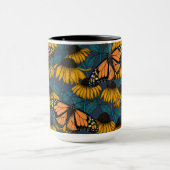 Monboogvlinder op gele naaldbomen mok (Midden)