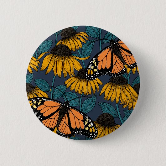 Monboogvlinder op gele naaldbomen ronde button 5,7 cm (Voorkant)