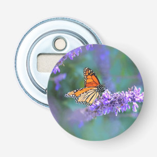 Monboogvlinder op Paarse lila ventilator Button Flesopener