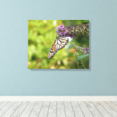 Monboogvlinder op Paarse vlinderStruik Canvas Afdruk (Insitu (Houten vloer))