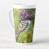 Monboogvlinder op Paarse vlinderStruik Latte Mok (Linkerhoek)