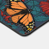 Monboogvlinder op rode naaldbomen bureaumat (Hoek)