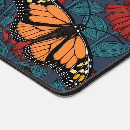 Monboogvlinder op rode naaldbomen bureaumat (Hoek)