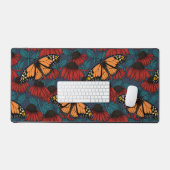 Monboogvlinder op rode naaldbomen bureaumat (Keyboard & Muis)