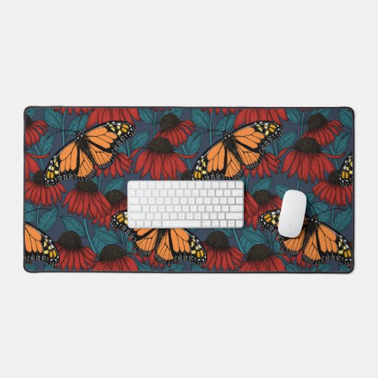 Monboogvlinder op rode naaldbomen bureaumat (Keyboard & Muis)
