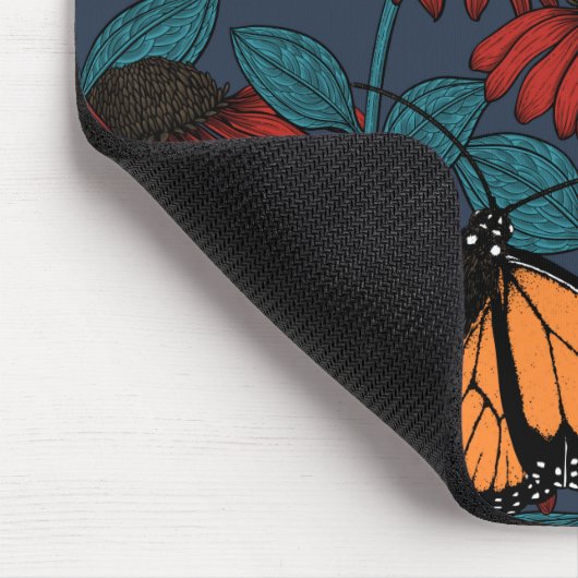 Monboogvlinder op rode naaldbomen muismat (Hoek)