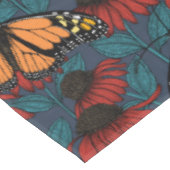 Monboogvlinder op rode naaldbomen tafelkleed (Gekanteld)