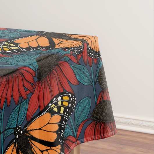 Monboogvlinder op rode naaldbomen tafelkleed (Voorbeeld)
