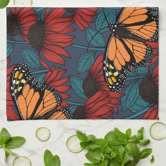 Monboogvlinder op rode naaldbomen theedoek (Gevouwen)