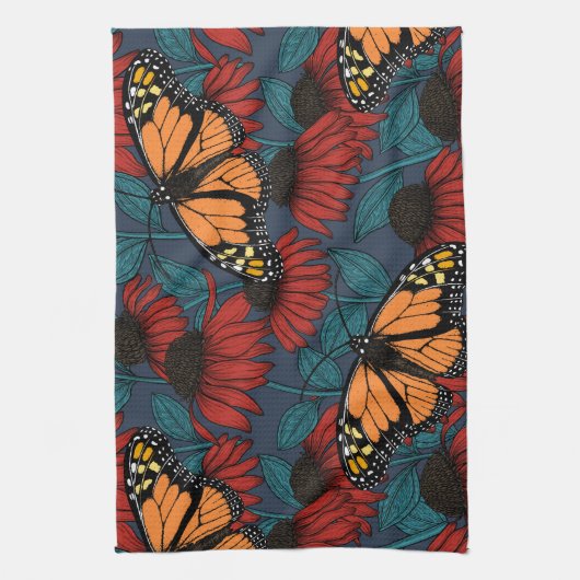 Monboogvlinder op rode naaldbomen theedoek (Verticaal)