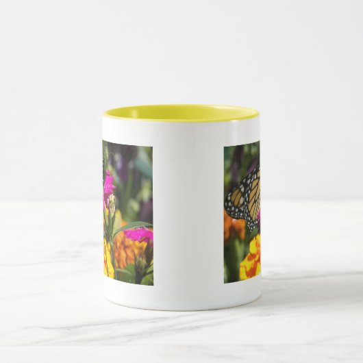 Monboogvlinder op roze marigold-mok mok (Midden)