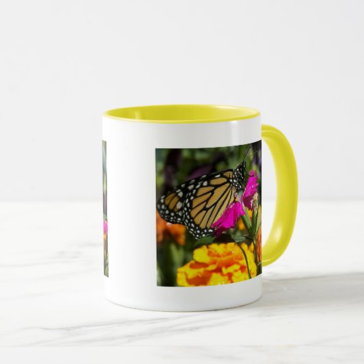 Monboogvlinder op roze marigold-mok mok (Voorkant rechts)