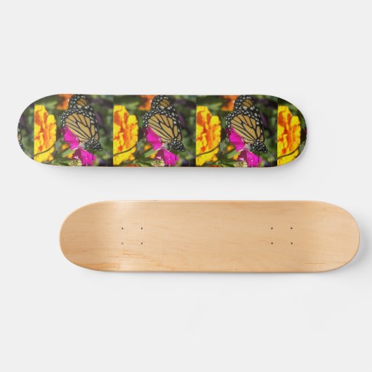 Monboogvlinder op roze marigold skateboard (Horizontaal)