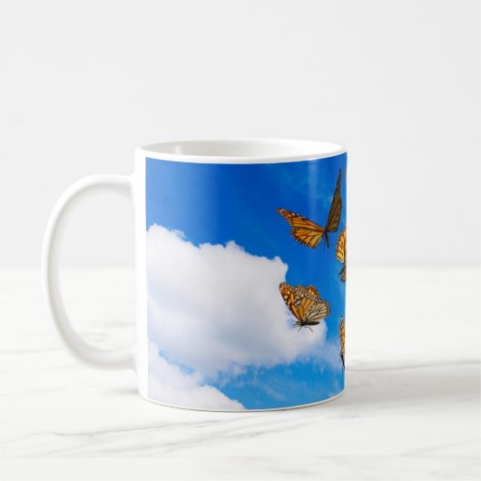 Monboogvlinders in de lucht koffiemok (Links)