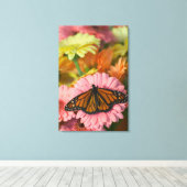 Mondebuttervlinder op een Gerbera| Danaus Plexippu Canvas Afdruk (Insitu (Houten vloer))